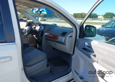 2008 Chrysler Town & Country Touring z USA, uszkodzony, nr VIN 2A8HR54P38R799943